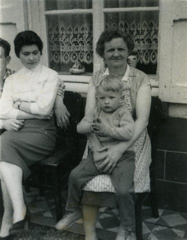 vriendin Remi Bekaert Margaretha Van Acker met Willy Bekaert op schoot